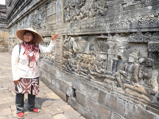 ボロブドゥール内日本語ガイド