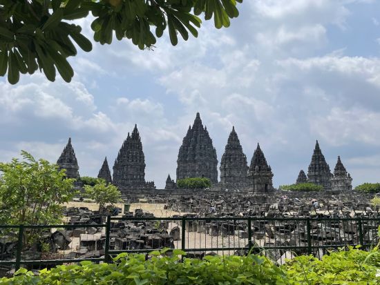 【貸切】2大世界遺産ボロブドゥール遺跡＋プランバナン寺院とジョグジャカルタ市内を巡る宿泊ツアー＜1泊2日／日本語ガイド／国内航空券込／バリ島発＞