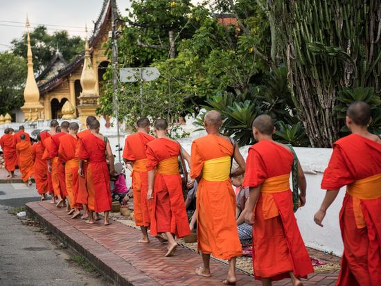 Laos_Luang Prabang_Monk_shutterstock_377733493