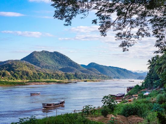 Laos_Luang Prabang_Mekong River_AdobeStock_140652545