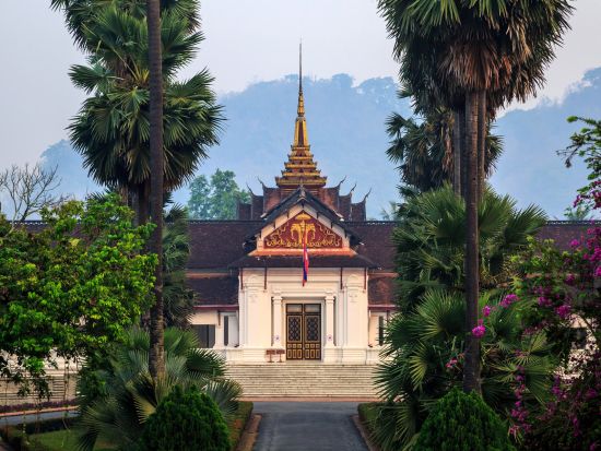 元お坊さんのガイドと巡る世界遺産ルアンパバーン1日観光ツアー　クアンシー滝＆モン族村を訪問！ ＜日本語または英語ガイド／ホテル送迎付き＞