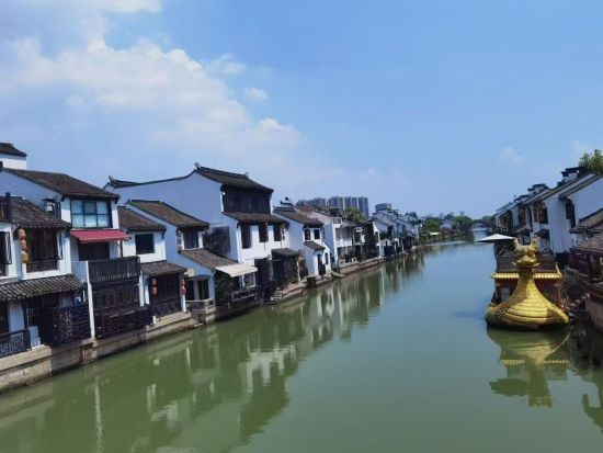 往復高速列車で行く！上海発・無錫　日帰り観光ツアー　三国城＋太湖遊覧＋京杭大運河＋南禅寺＜日本語ガイド／無錫料理の昼食付＞