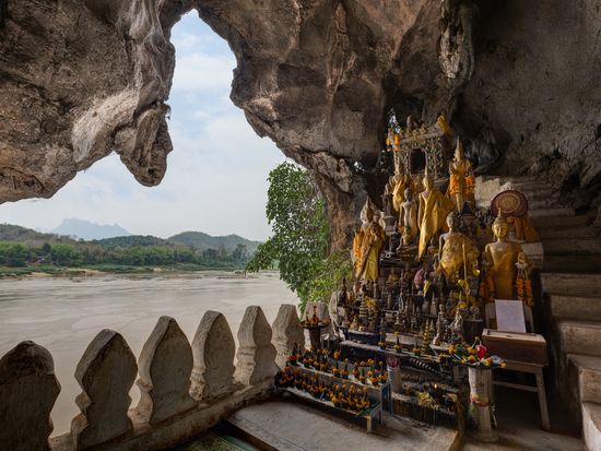 Laos_Luang Prabang_Pak Ou caves_AdobeStock_204373217