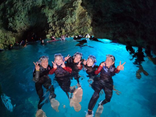 青の洞窟シュノーケルツアー 家族や友人と楽しむ感動の海中アドベンチャー 神秘の世界を大冒険！＜約2時間／貸切／本島中部 恩納村＞