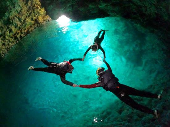 青の洞窟シュノーケルツアー 家族や友人と楽しむ感動の海中アドベンチャー 神秘の世界を大冒険！＜約2時間／貸切／本島中部 恩納村＞