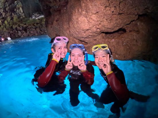 シーカヤック&青の洞窟シュノーケル 冒険気分と癒しの海時間を堪能◎ご家族連れ・初心者大歓迎＜約3時間／貸切／本島中部 恩納村＞