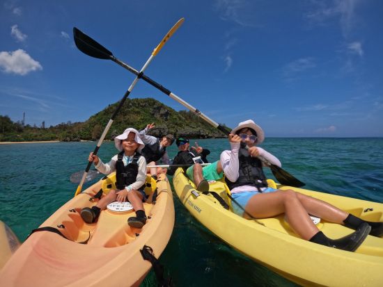 シーカヤック&青の洞窟シュノーケル 冒険気分と癒しの海時間を堪能◎ご家族連れ・初心者大歓迎＜約3時間／貸切／本島中部 恩納村＞