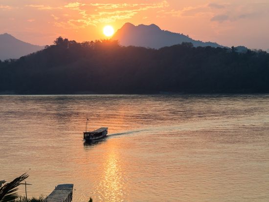 Laos_Luang Prabang_Mekong River_Sunset_pixta_56445158_M