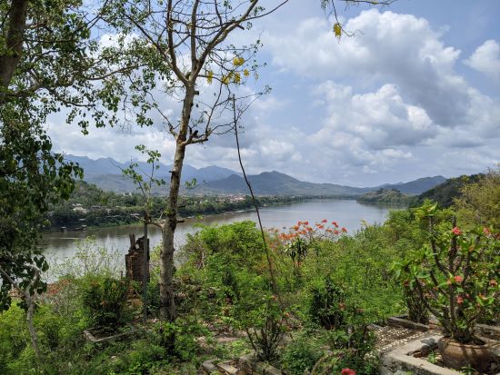 元お坊さんのガイドと巡る世界遺産ルアンパバーン半日観光ツアー　早朝の托鉢＆ワット・シェントーン＆プーシーの丘 ＜日本語または英語ガイド＞
