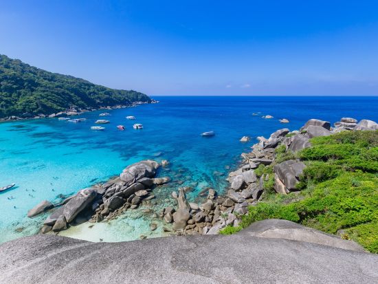 【カオラック発】シミラン諸島ファンダイブ｜透明度40mの海を潜る日帰りツアー＜2ダイブ／英語ガイド／1泊延泊可＞