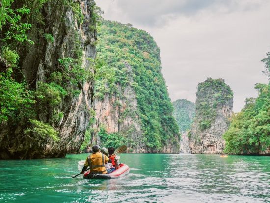 ゆったりボートで巡るパンガー湾シーカヌーアドベンチャー｜絶景ジェームスボンド島・鍾乳洞・ラグーン探検＜日本語ガイド／船上ランチブッフェ／空港お送りオプションあり