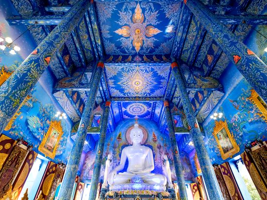 Chiang Rai_Wat Rong Sua Ten_pixta_97452154