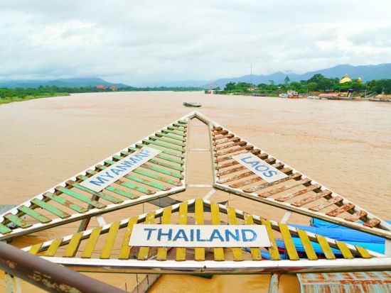 【貸切】チェンライ1日観光ツアー　白亜の寺院＋黄金三角地帯＋メーカチャン温泉足湯体験　カレン族訪問プラン選択可＜昼食／日本語ガイド／チェンマイ発＞