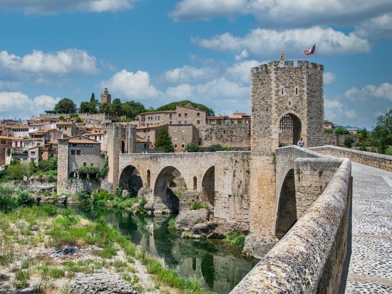 ダリ劇場美術館をじっくり見学 フィゲラス1日ツアー ダリゆかりのレストランでの昼食付き ベサルー立ち寄り＆ジローナ観光付きプランあり＜日本語ガイド／少人数制＞