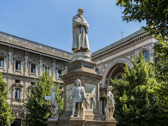 Italy_Milan_Piazza della Scala_shutterstock_1017661639