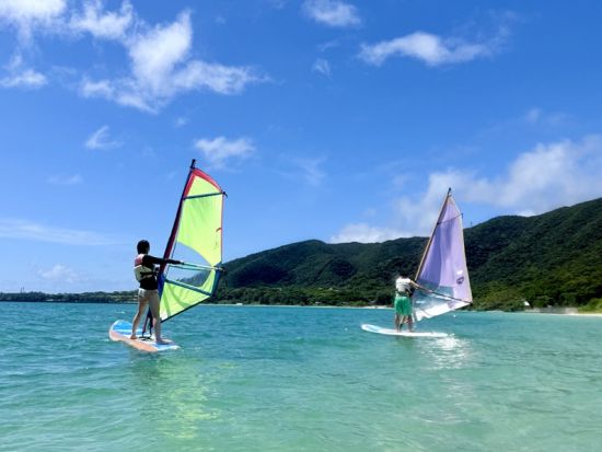 奄美大島ウィンドサーフィンツアー 奄美ブルーの中で風と遊ぶ体験！初心者も大歓迎＜午前または午後／約2時間／龍郷町＞ by Maze奄美