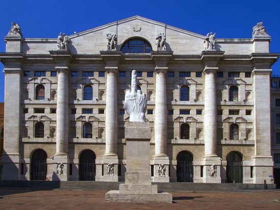 ’LOVE’statue, Piazza Affari AdobeStock185285736