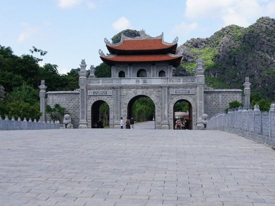 ハノイ発古都ホアルーの絶景と歴史探訪ツアー　タムチュック寺＋ホアルー＋ティエンハー洞窟＜日本語ガイド／昼食付き＞