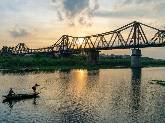 kham-pha-cau-long-bien-bieu-tuong-van-hoa-lich-su-cua-ha-noi-1639844280