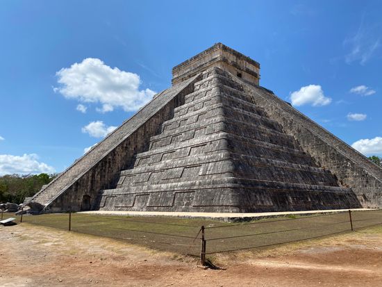 チチェン遺跡　ククルカンのピラミッド