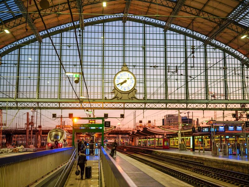 Bordeaux-Saint-Jean Station_pixta_87000442_L