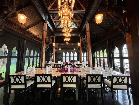 サラティップ「Salathip」食事券&事前予約サービス 最高級シャングリラホテルの川沿いプレミアム・ダイニングで伝統的なタイ料理ディナー