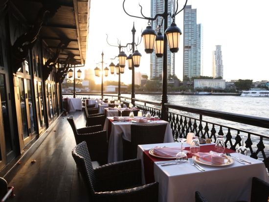 サラティップ「Salathip」食事券&事前予約サービス 最高級シャングリラホテルの川沿いプレミアム・ダイニングで伝統的なタイ料理ディナー