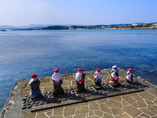 福岡発壱岐島日帰りバスツアー 一支国博物館＋壱岐焼酎の蔵元＋月読神社＋猿岩・砲台跡など 壱岐をまるごと堪能する旅＜生うに丼＆うに飯定食の昼食付／博多港発着＞