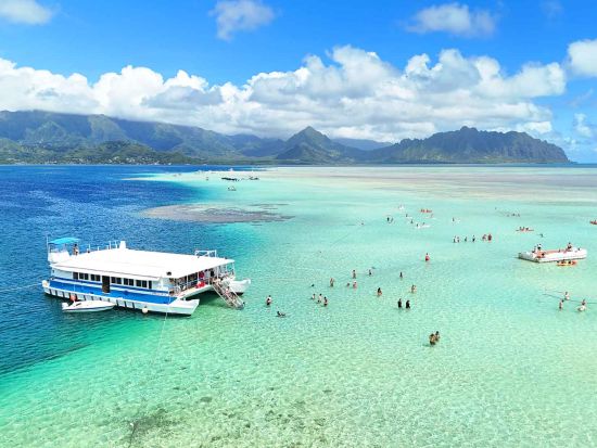 サンドバー シュノーケリングクルーズ　バナナボートなど選べるプラン　海に浮かぶラウンジ&船上ライブミュージック　アルコール購入可 ＜午前・午後／日本語クルー＞