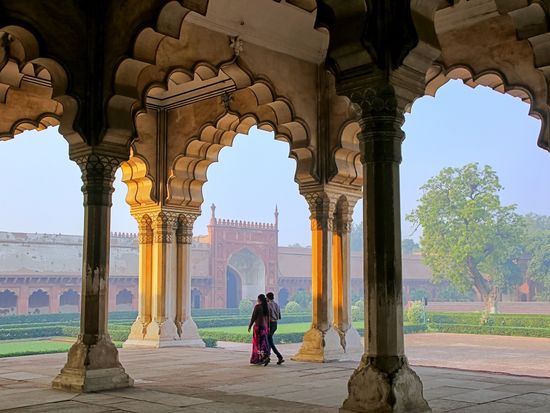 India_Agra_Agra Fort_shutterstock_520007509