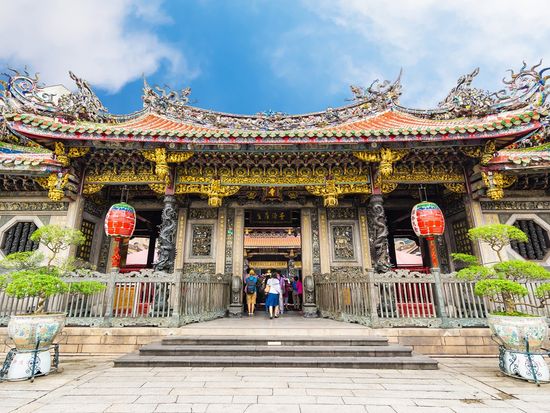 Taiwan_Taipei _Longshan Temple_shutterstock_335538626