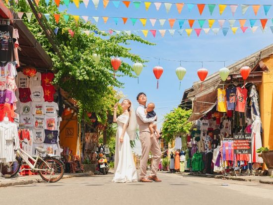 ホイアン ウェディングフォト　ホイアン旧市街またはミーケビーチのサンライズ　ムービー撮影やグループ向けプランあり＜日本語アシスタント＞