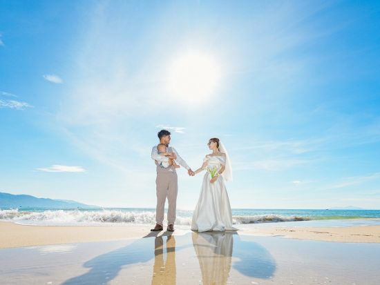 ホイアン ウェディングフォト　ホイアン旧市街またはミーケビーチのサンライズ　ムービー撮影やグループ向けプランあり＜日本語アシスタント＞