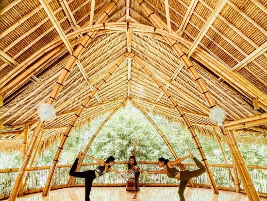 【人気ヨガスタジオで朝 YOGA+沐浴体験】心と体をデトックス！最高のリフレッシュを叶える、ワンランク上の旅 «貸切/日本語ガイド/ホテル送迎/アレンジ自由»