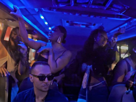 ハリウッドナイトバスツアー　ネオン輝く街をDJ音楽と共に巡るパーティーバス体験＜21歳以上／2時間／英語＞by Big Bus Tours