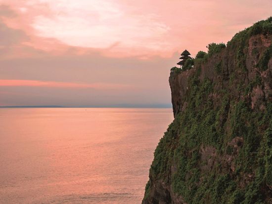 フローティングランチ＋ウルワツ寺院の夕日＋ケチャックダンス鑑賞＋ジンバランで海鮮ディナー＜日本語ガイド／送迎付き／島内シャトル乗り放題＞