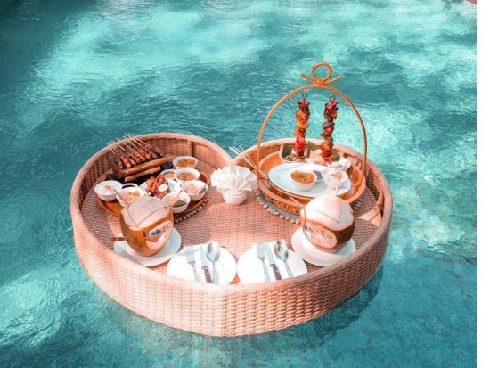 フローティングランチ＋ウルワツ寺院の夕日＋ケチャックダンス鑑賞＋ジンバランで海鮮ディナー＜日本語ガイド／送迎付き／島内シャトル乗り放題＞