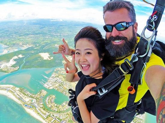 フィジー　スカイダイビング　絶景空中遊泳＆ビーチランディング！高度10,000〜13,000フィートから選択可能＜送迎付／英語インストラクター＞