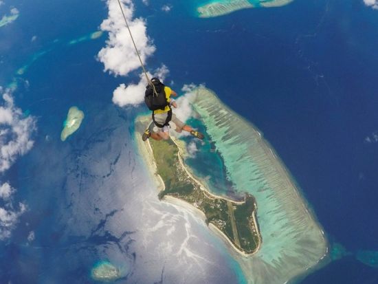 フィジー　スカイダイビング　絶景空中遊泳＆ビーチランディング！高度10,000〜13,000フィートから選択可能＜送迎付／英語インストラクター＞