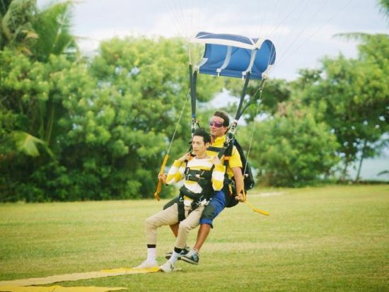 フィジー　スカイダイビング　絶景空中遊泳＆ビーチランディング！高度10,000〜13,000フィートから選択可能＜送迎付／英語インストラクター＞