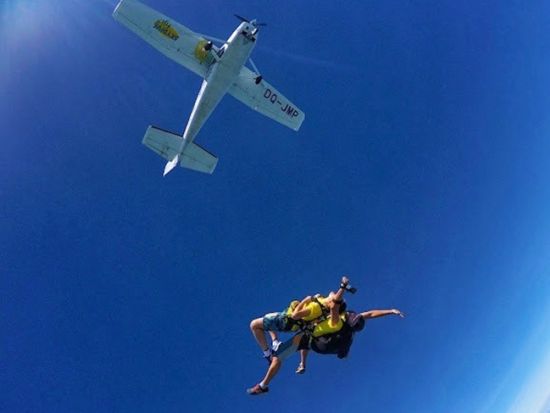 フィジー　スカイダイビング　絶景空中遊泳＆ビーチランディング！高度10,000〜13,000フィートから選択可能＜送迎付／英語インストラクター＞