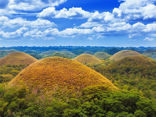 BoholIsland_Chocolate Hills_shutterstock_502864510