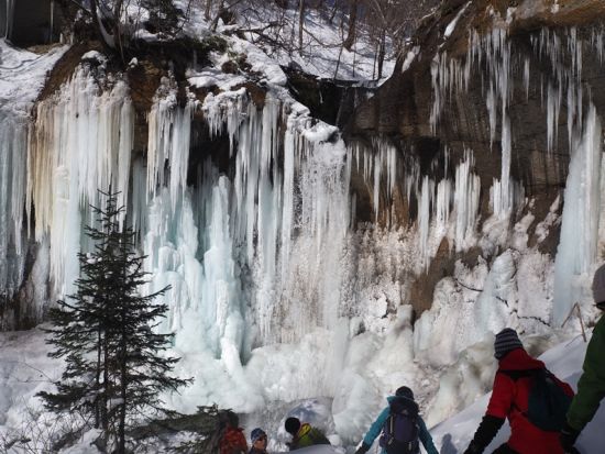 支笏湖 七条大滝スノートレッキングツアー  f冬に現れる氷の宮殿を見に行こう＜ホットドリンク・お菓子付／午前・午後／12～3月／支笏湖発着＞byオーシャンデイズ