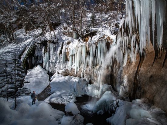 支笏湖 七条大滝スノートレッキングツアー  f冬に現れる氷の宮殿を見に行こう＜ホットドリンク・お菓子付／午前・午後／12～3月／支笏湖発着＞byオーシャンデイズ