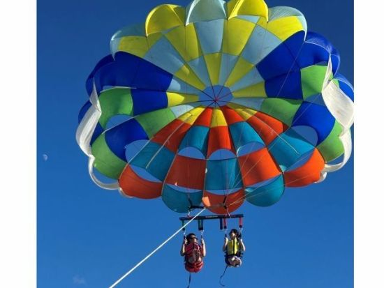 【那覇で唯一の少人数制パラセーリング】快適に慶良間ブルーを堪能しよう。＜1時間半／那覇発＞