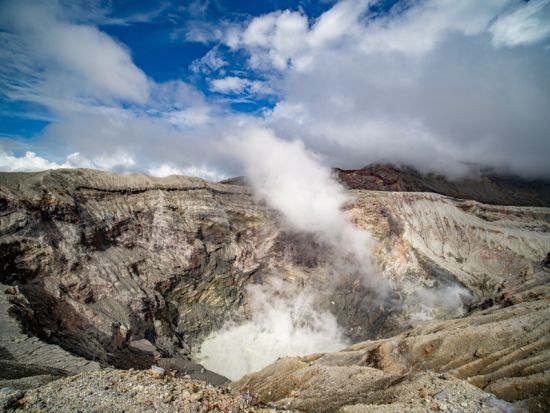 福岡発日帰りバスツアー　阿蘇山・高千穂峡・上色見熊野座神社　九州の自然と神秘を巡る旅＜博多発着＞