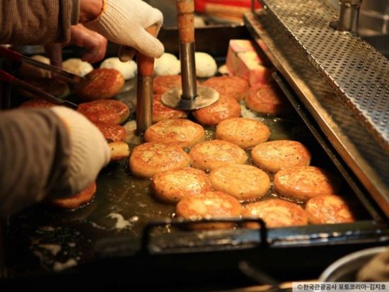 釜山ナイトウォーキングツアー　市場巡りと龍頭山メディアパークのダイヤモンドタワー入場　オリジナルマップ＆交通カード付き＜日本語ガイド＞