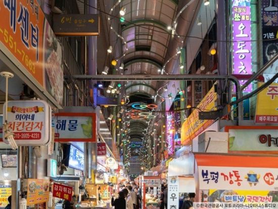 釜山ナイトウォーキングツアー　市場巡りと龍頭山メディアパークのダイヤモンドタワー入場　オリジナルマップ＆交通カード付き＜日本語ガイド＞