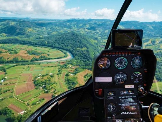 RH2S7033-YanLim-HelitoursFiji-Fi