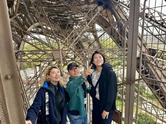 エッフェル塔 第3展望台登頂ツアー 最上階からパリの街を一望！セーヌ川クルーズチケット付き＜混載／約1時間半／日本語＞